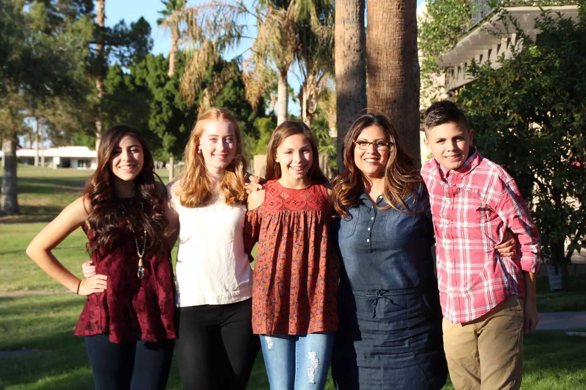 L5 модели. Ниси нэш фото. Сирша ронан 2013. Девочка бежит навстречу маме. Her and host.