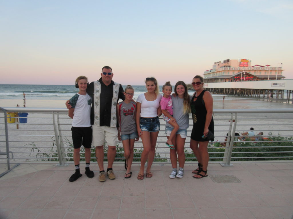 Family hosting an exchange student goes to the beach | Academic Year in America (AYA)