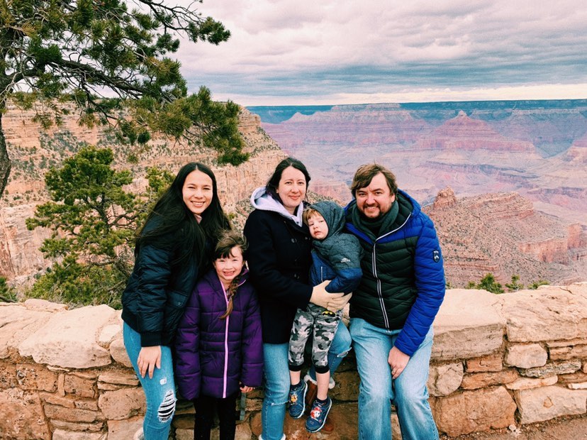Exchange student with host family at the Grand Canyon | Academic Year in America (AYA)