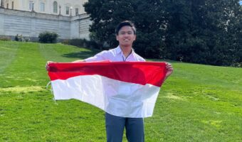 AYA and YES program exchange student from indonesia holding indonesian flag